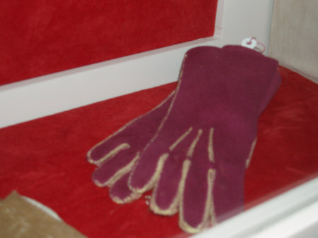 Doll's glove