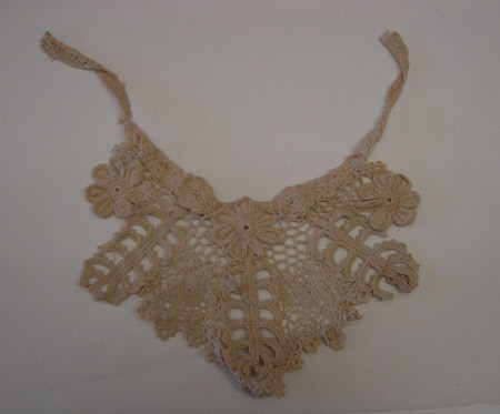 Lace collar