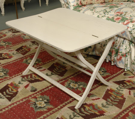 Folding table
