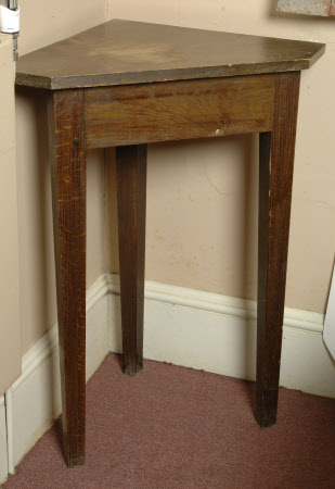 Corner table