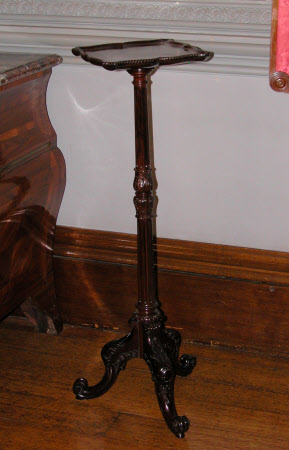 Pedestal stand