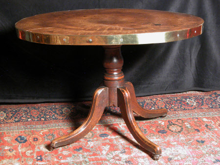 Pedestal table