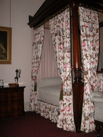 Bed curtain