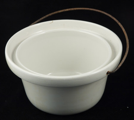Commode pot