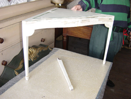 Corner table