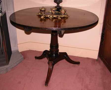 Pedestal table