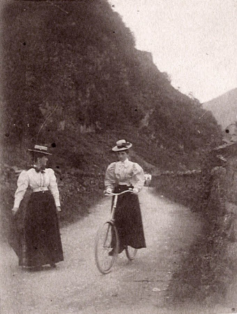 “Bournemouth, Aug 3, 1898” .