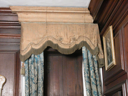 Curtain pelmet