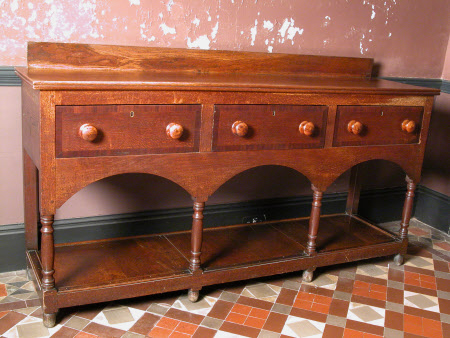 Low dresser