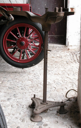 Tyre fitting frame