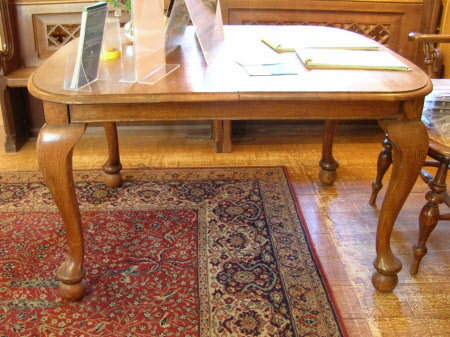Extending dining table