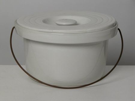 Chamber pot lid
