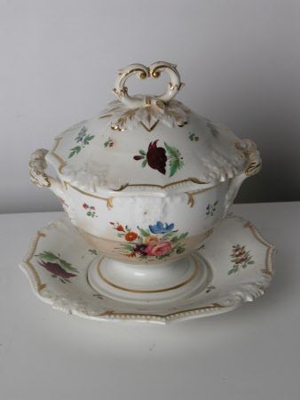 Sauce tureen