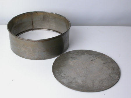 Cake tin base