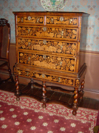 Chest-on-stand