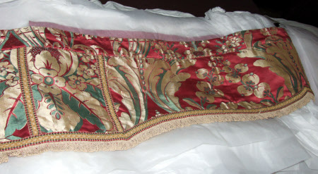 Bed pelmet