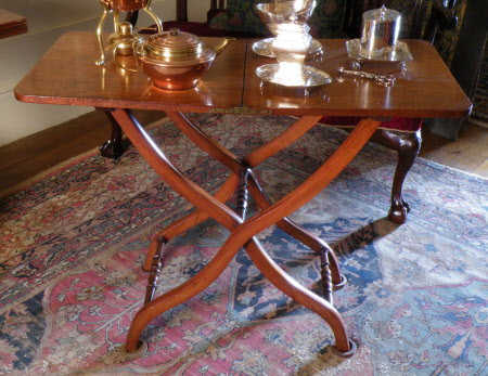 Folding table