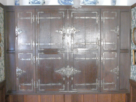 Wall cupboard