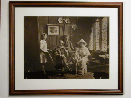 Geoffrey and Florence Mander with children in family portrait