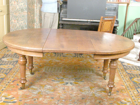 Extending dining table