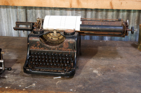 Manual typewriter
