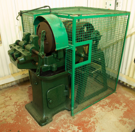 Pipe threading machine