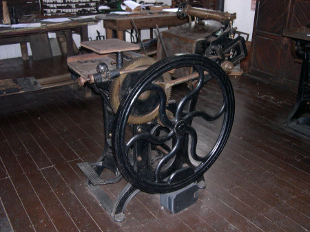 Platen printing press