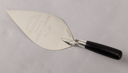 Presentation trowel
