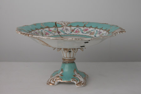 Pedestal dish