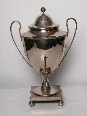 Hot water urn