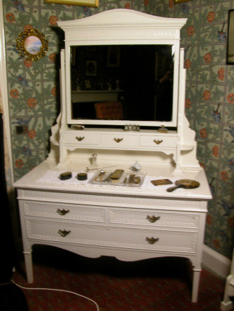 Dressing chest
