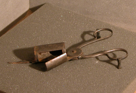 Candle snuffer
