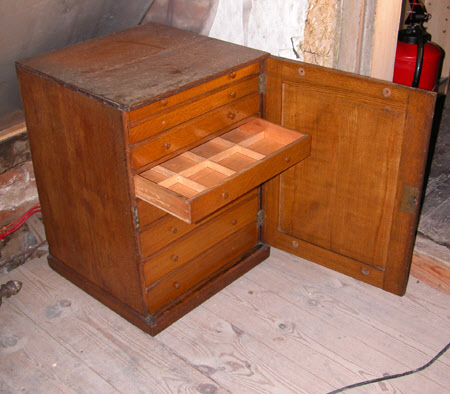 Specimen cabinet