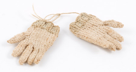 Doll's glove