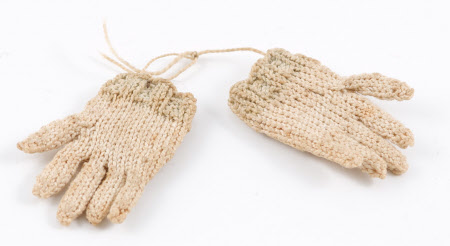 Doll's glove