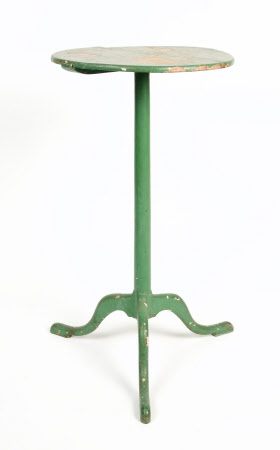 Pedestal table