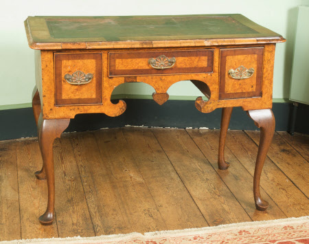 Writing table