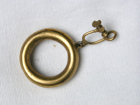 Screw-clasp earring