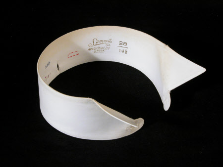 Wing collar