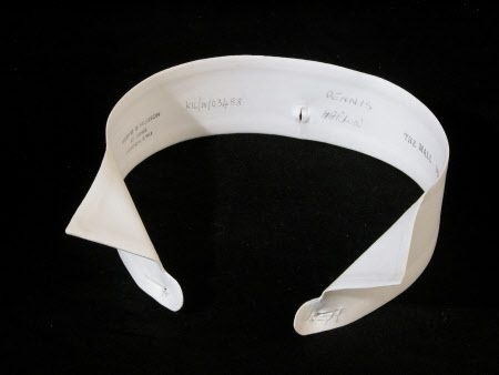 Wing collar