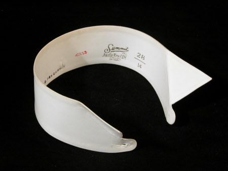Wing collar
