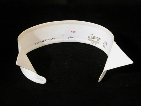 Wing collar