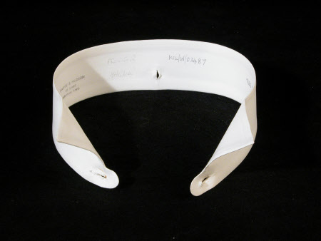 Wing collar