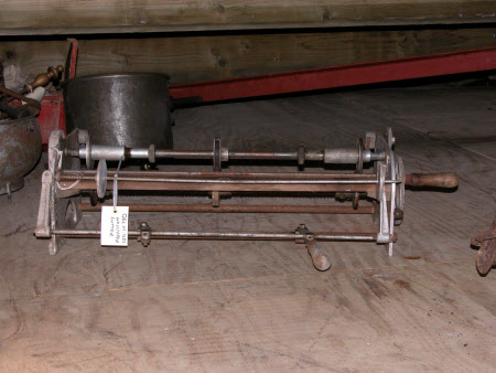 Wallpaper trimming machine