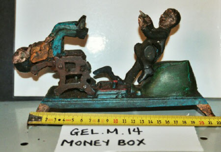 Mechanical money box