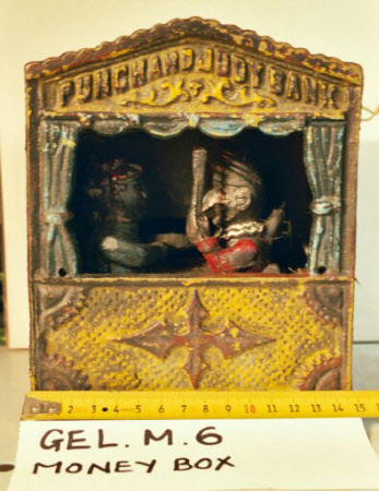 Mechanical money box