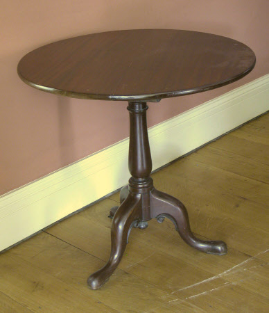 Pedestal table