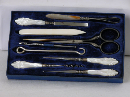 Manicure set holder
