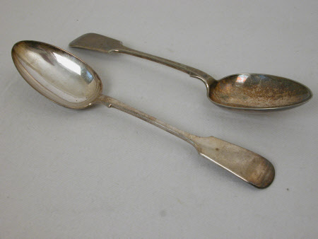 Serving spoon