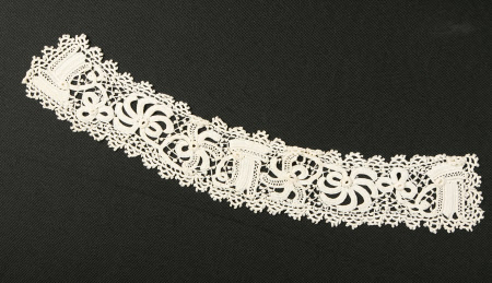 Lace collar